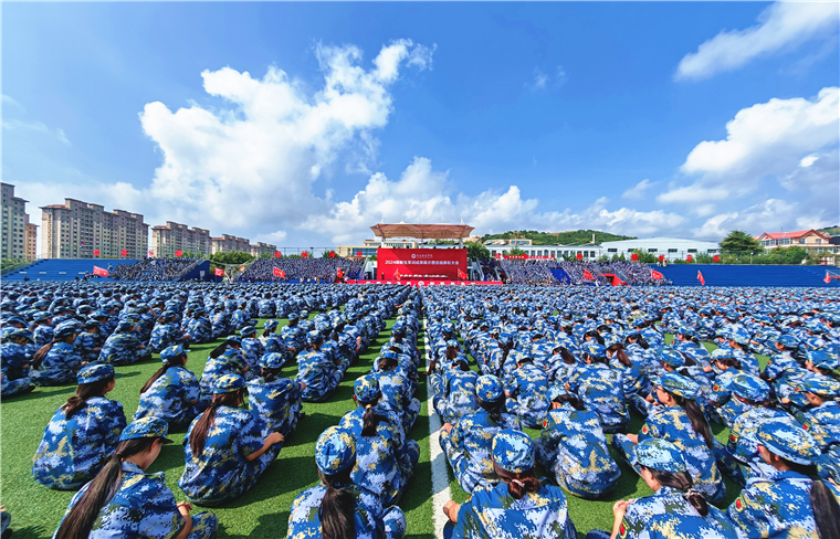 365体育官网网站2024级新生军训成果展示暨总结表彰大会隆重举行