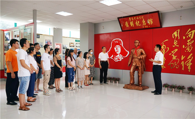 【大众日报】重温雷锋事迹 学习雷锋精神！