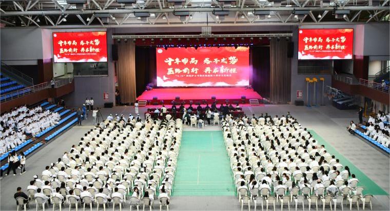 365体育官网网站医学院举行“5.12”国际护士节授帽仪式暨庆祝建院十周年文艺晚会